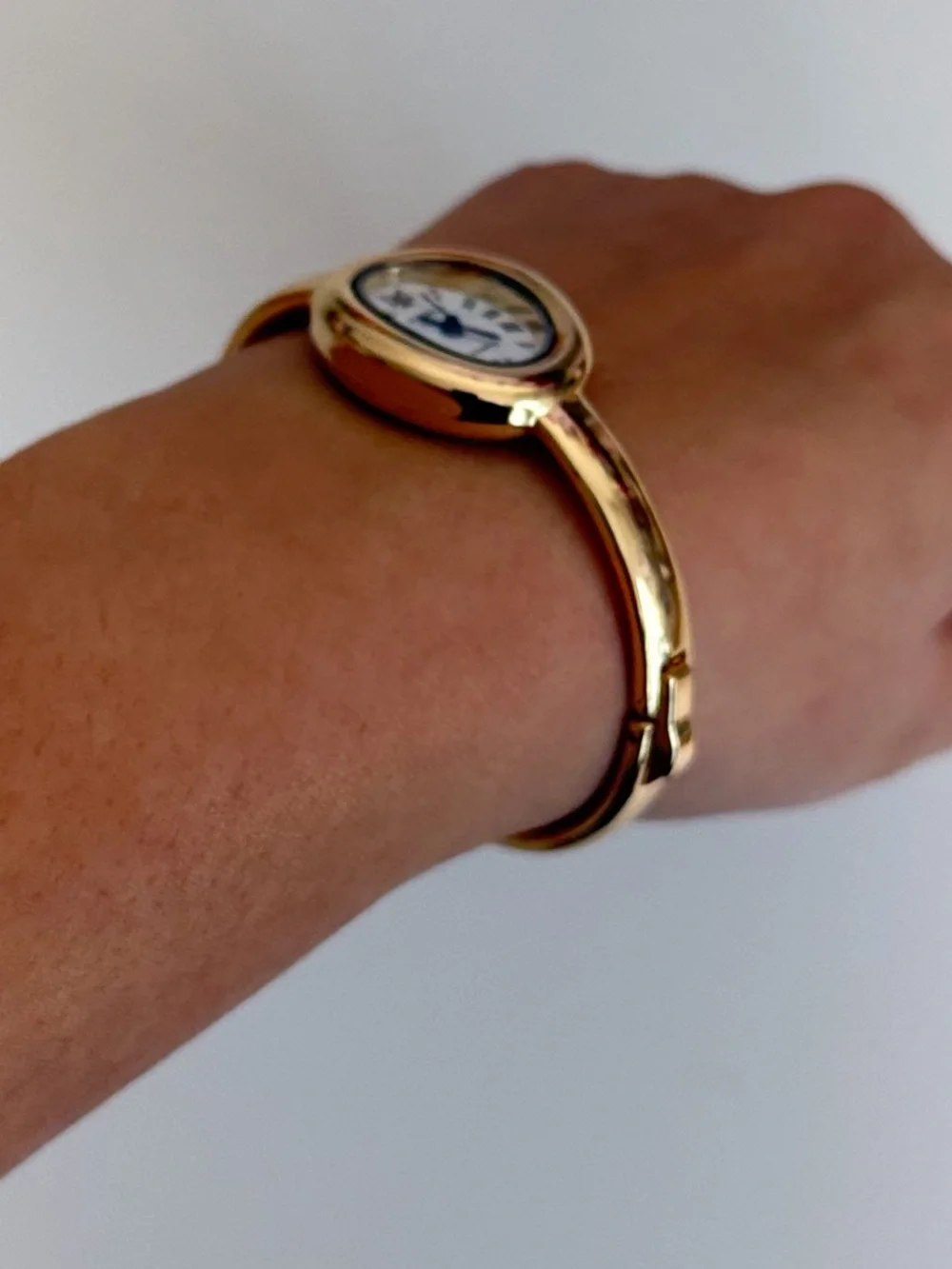 Baignoire Style Gold-Tone Oval Bangle Watch – Elegant Quartz Watch.